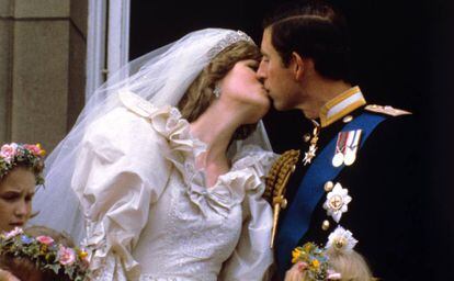 Los príncipes de Gales se besan en el palacio de Buckingham tras su boda, celebrada en la catedral de San Pablo en Londres el 27 de julio de 1981.