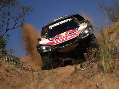 Carlos Sainz, durante la etapa 13 del Rally Dakar entre San Juan y C&oacute;rdoba. 