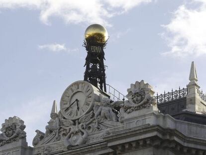 Reloj en la fachada de la sede del Banco de Espa&ntilde;a, en la Plaza de Cibeles en Madrid. 