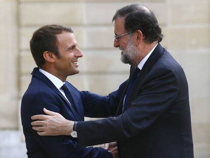 El presidente franc&eacute;s, Emmanuel Macron, a la izquierda, recibe al presidente del Gobierno, Mariano Rajoy, en Par&iacute;s.