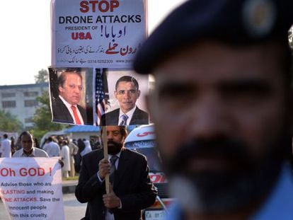 El l&iacute;der de la minor&iacute;a cristiana de Pakist&aacute;n posa con una pancarta en una protesta en Islamabad contra la pol&iacute;tica de ataques con drones de Barack Obama y Nawaz Sharif.
 