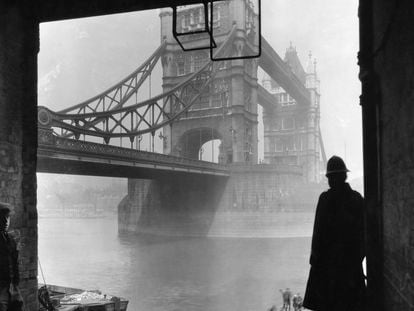 Un policía en la orilla del río Támesis junto al Puente de la Torre, en Londres.