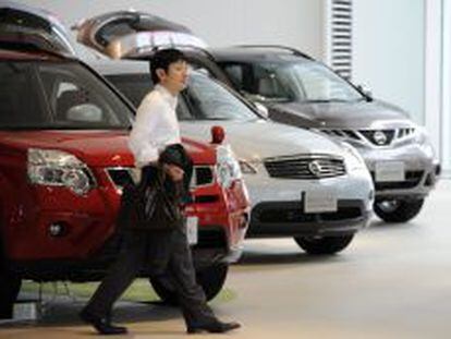 Un hombre busca coche nuevo en el concesionario de Nissan. EFE/Archivo