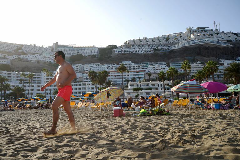 Turistas en la playa de Puerto Rico, al sur de Gran Canaria, el pasado domingo.