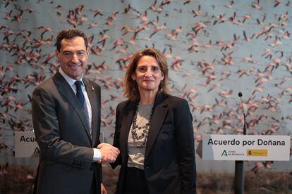 El presidente andaluz, Juan Manuel Moreno, y la vicepresidenta y ministra, Teresa Ribera, este lunes en Almonte. 