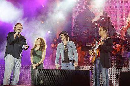 Miguel Bosé, Shakira, Juanes y Alejandro Sanz se encuentran sobre el escenario, durante el concierto de esta noche en el Vicente Calderón.