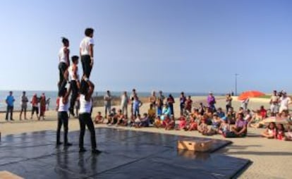 Alumnos de Shems’y, la escuela nacional de circo de Marruecos, durante un espectáculo de acrobacia en Salé.