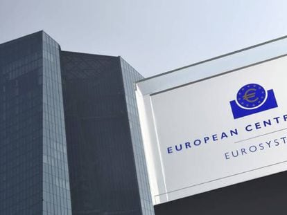 Vista del logotipo del Banco Central Europeo (BCE) en su sede de Fráncfort, Alemania.