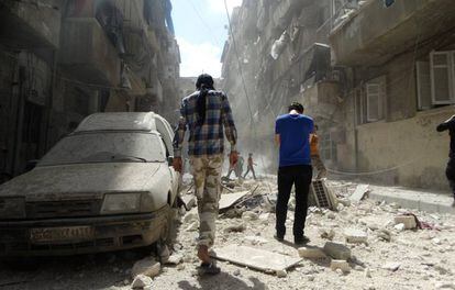 Una calle de Alepo, poco después de sufrir un ataque aéreo, el pasado 28 de abril.
