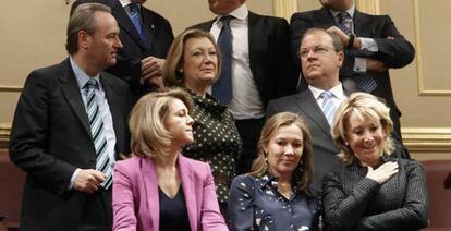 María Doliores de Cospedal junto con Elvira Fernández, la esposa de Mariano Rajoy, y Esperanza Aguirre en el palco del Congreso