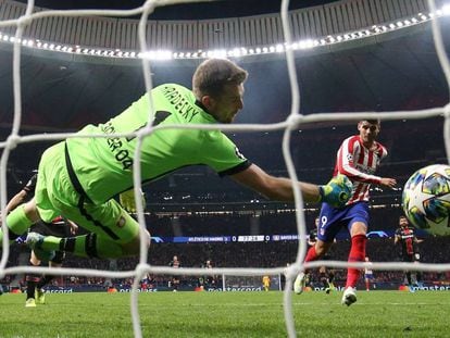 Morata bate al portero Hradecky para firmar el gol de la victoria. En vídeo, declaraciones de Simeone tras el partido.
