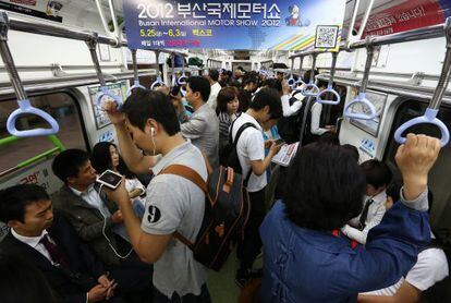 Usuarios del metro en Busan haciendo uso de la red de Internet