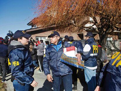 Policías en el allanamiento a la casa de Cristina Fernández de Kirchner en Río Gallegos. Revisaron también sus viviendas en Buenos Aires y El Calafate.