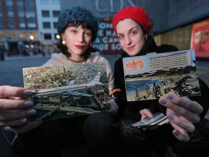 Carmen Peña y Andrea Yoko, en la plaza de Lavapiés de Madrid con las postales.