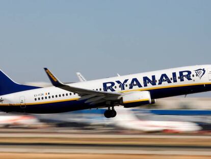 Un avi&oacute;n de Ryanair Boeing 737-800 despega de Palma de Mallorca