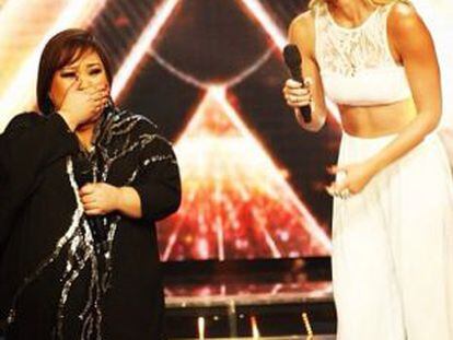 Bar Refaeli colgó esta foto con Rose Fostanes, en la final de 'Factor X'.