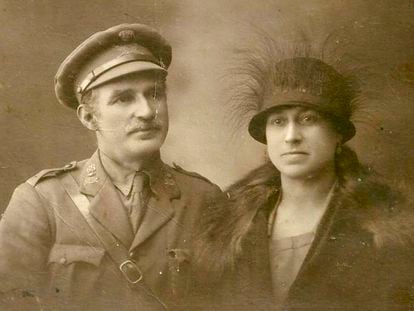 El coronel Carlos Redondo y su esposa, Adelina Ávila. Imagen incluida en el libro 'Los ocho de Vernet'.