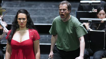 La ‘mezzo‘ Gaëlle Arquez y el tenor François Rougier, al final de ‘Carmen’, el miércoles 27 de marzo, en el Teatro Real.