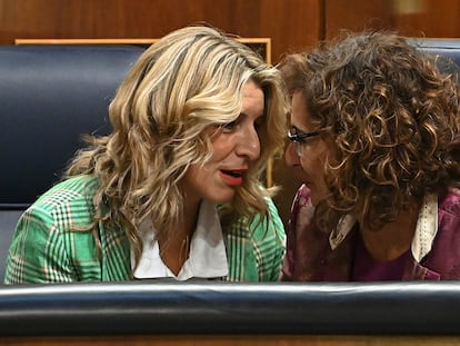 La ministra de Trabajo y Economía Social, Yolanda Díaz (izquierda), y la ministra de Hacienda, María Jesús Montero, durante la sesión plenaria de este jueves en el Congreso.