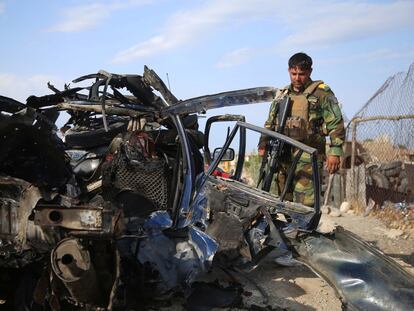 Un militar junto a los restos de un coche alcanzado por una bomba que mató a seis civiles el pasado 21 de julio en Jalalabad, Afganistán.