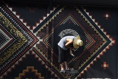 El artista gráfico Cryptic trabaja en un grafiti en el distrito Wynwood.