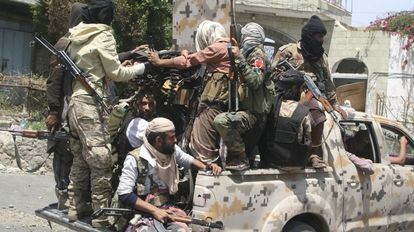 Combatientes progubernamentales patrullan en la ciudad de Taiz, el pasado 13 de marzo.