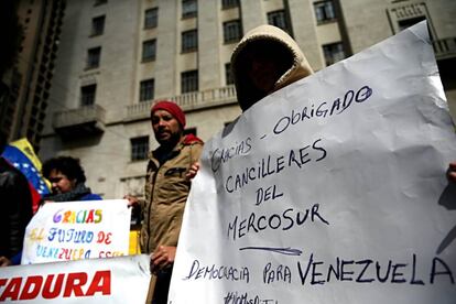 Manifestantes contra el gobierno del presidente venezolano Nicolás Maduro protestan este sábado frente al sitio donde se realiza la reunión de los cancilleres de los países miembros del Mercosur, en Sao Paulo (Brasil).