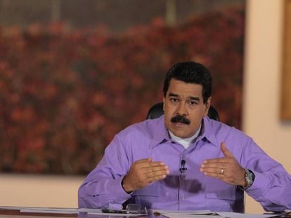 El presidente Nicol&aacute;s Maduro habla en su programa de televisi&oacute;n &quot;En contacto con Maduro&quot;.