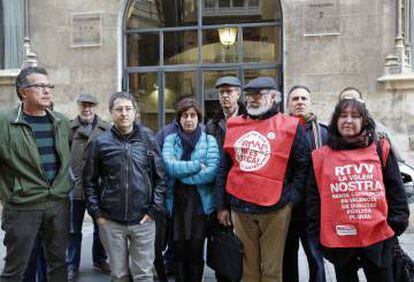 Miembros del Comité de Empresa de RTVV concentrados ante el Palau de la Generalitat valenciana tras conocer la sentencia.