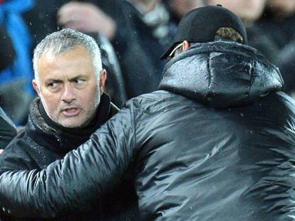 José Mourinho, en el partido entre el Manchester United y el Liverpol este domingo en Anfield. En vídeo, Pochettino lamenta el despido de su "amigo" Mourinho.