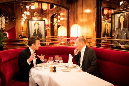 Olaf Scholz y Emmanuel Macron, conversan durante la cena en un restaurante de París tras la cumbre.
