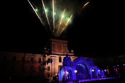 Fuegos artificiales en el recibimiento de las autoridades madrileñas a los Reyes Magos de Oriente, este martes a su llegada a la capital.