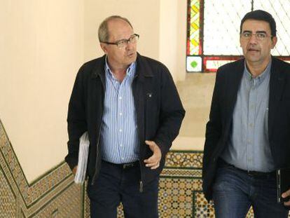 Los representantes del PSOE Mario Jim&eacute;nez y Juan Cornejo, a la izquierda, este s&aacute;bado en el Parlamento. 
