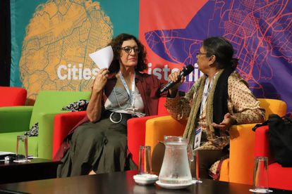 Ana Falú (izquierda) durante un debate en la Cumbre Mundial de Líderes Locales y Regionales en Durban, Sudáfrica, este noviembre. 