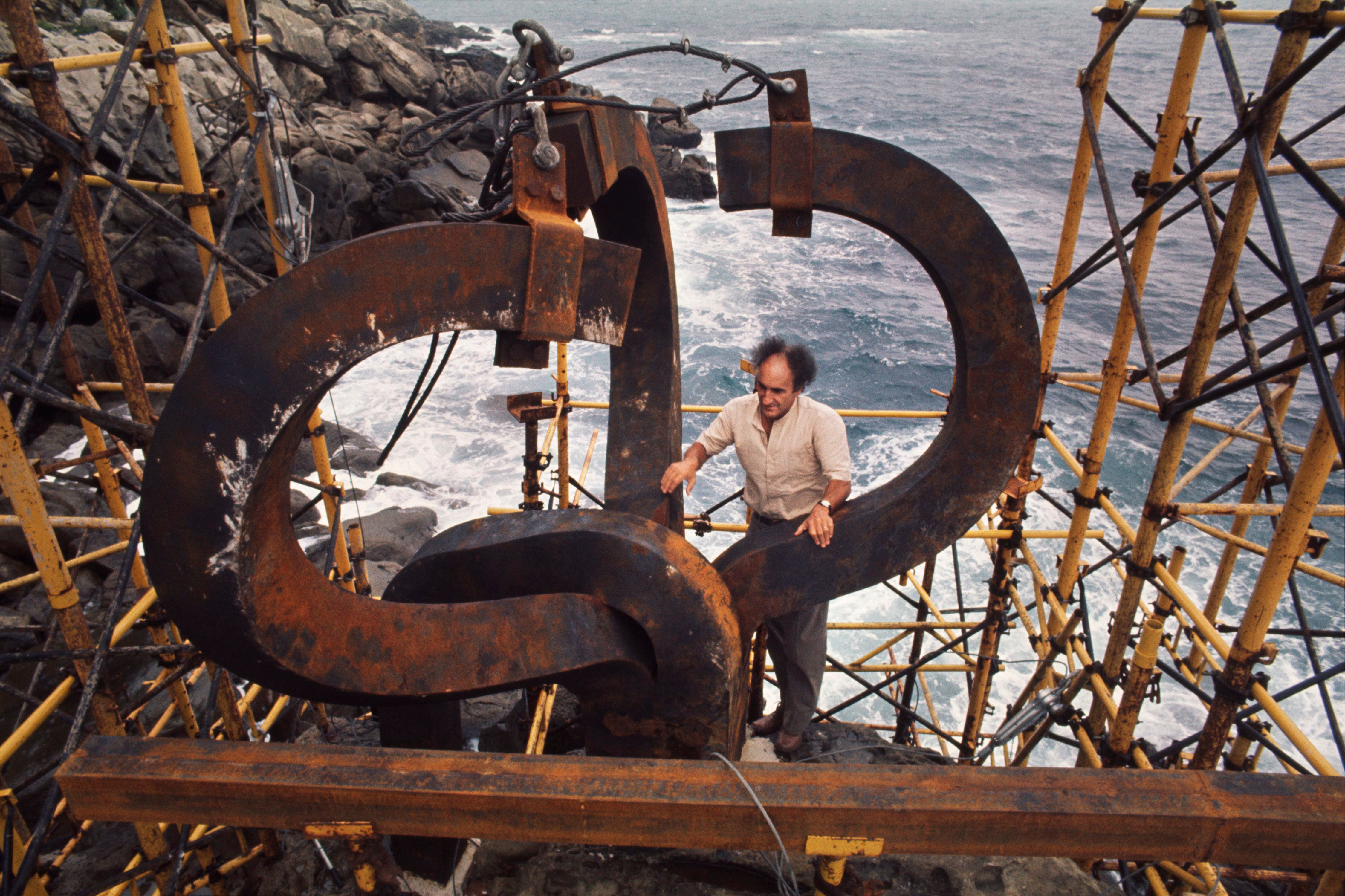 Eduardo Chillida, durante la instalación del 'Peine del viento' en San Sebastián en 1977.