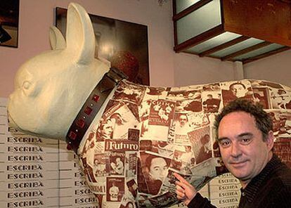 Ferran Adrià, junto a la <i>mona</i> de Pascua que representa al perro del escudo de El Bulli.