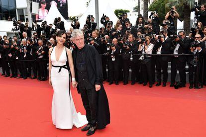 La actriz Juliette Binoche y el director de fotografía Christopher Doyle a su llegada al pase de la película 'L'Amant Double'.