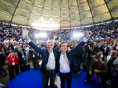 El candidato del PP y presidente de la Xunta, Alfonso Rueda, y el líder del Partido Popular, Alberto Núñez Feijóo, este sábado, en el acto central de campaña en Pontevedra.