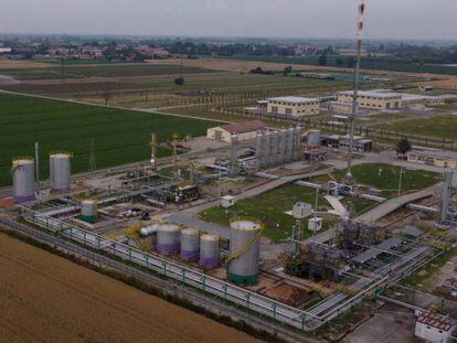 Vista aérea del almacén subterráneo de gas Snam en Minerbio, Italia.