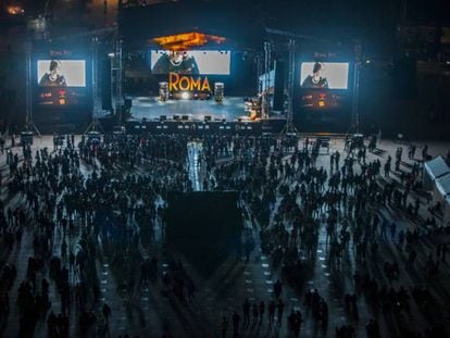 Cientos de personas, en el monumento a la Revolución en México. En vídeo, cómo se vivió la noche en Ciudad de México.