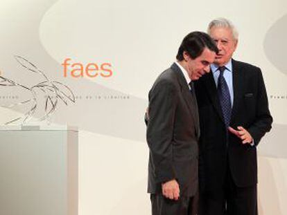 Aznar y Vargas Llosa en un acto de FAES, la fundaci&oacute;n del PP.