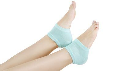 Elegimos este lote de dos pares de calcetines de gel con función hidratante para restaurar la piel agrietada de los pies.