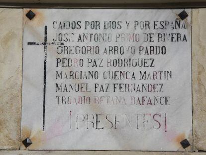 Una de las placas franquistas de Brunete.