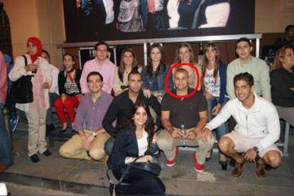 Hafid Mohamed, rodeado en rojo, en una foto con las Juventudes del PP de Melilla.