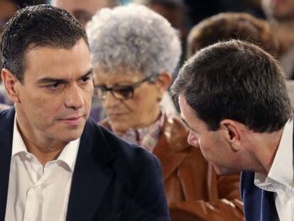 El secretario general del PSOE, Pedro Sánchez (i), conversa con el secretario general de los socialistas madrileños, Tomás Gómez (d).