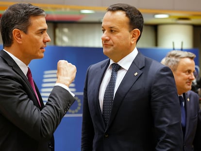 El presidente del Gobierno español en funciones, Pedro Sánchez, a la izquierda, hablaba el jueves con el primer ministro de Irlanda, Leo Varadkar, durante la cumbre de la UE en Bruselas.