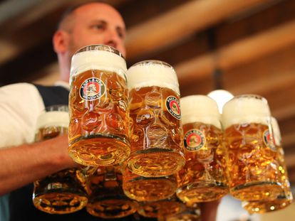 Un camarero porta hasta 10 jarras de un litro de cerveza en el Oktoberfest de este año.