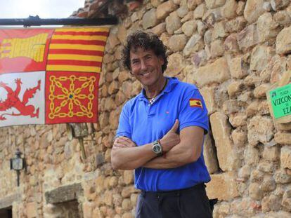 &Aacute;lvaro de Marichalar, ante su caser&iacute;o en la finca Garrejo, en Soria, con el cartel en homenaje a su abuelo, el vizconde de Eza, y la bandera de Tajamar de la Armada Espa&ntilde;ola.