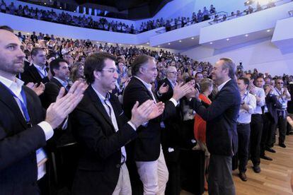 Alberto Fabra recibe el aplauso del plenario del congreso regional del PP en Alicante.