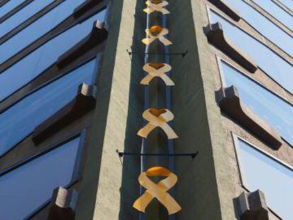 Llaços grocs en un edifici de la plaça Urquinaona de Barcelona.